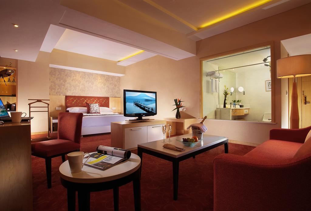 Puxi New Century Hotel Шанхай Экстерьер фото